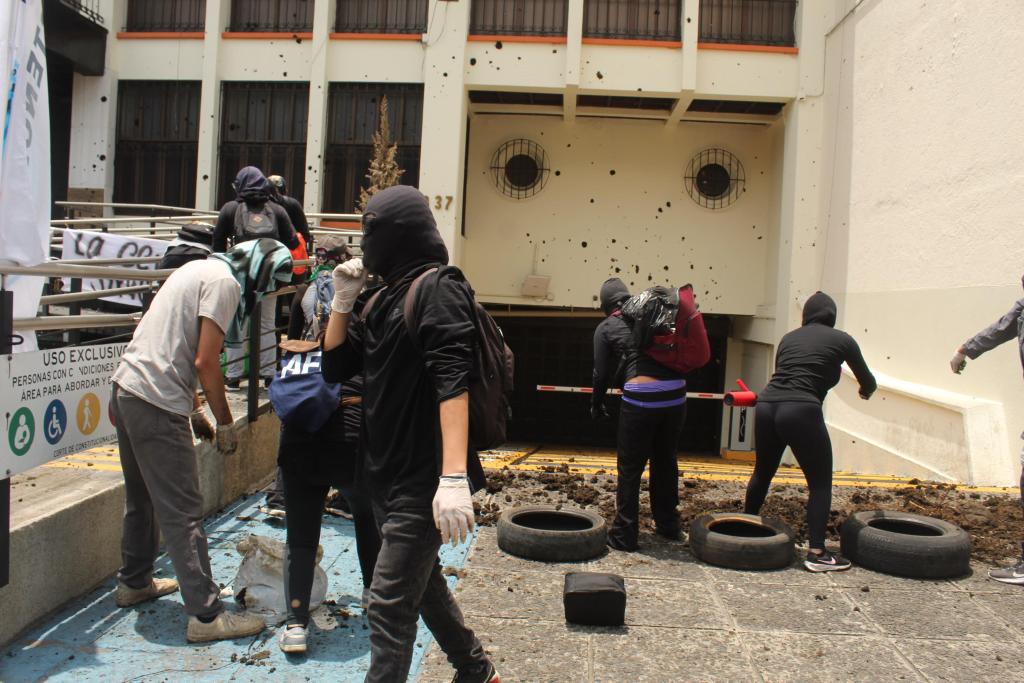 PrensaComunitar's tweet photo. "Pedimos a la población que nos acompañe" 

Estudiantes que se encadenaron frente a la Corte de Constitucionalidad (CC) piden acompañamiento para recuperar la Universidad.

Tiraron estiércol y quemaron llantas frente a la CC para exigir a los magistrados que fallen a favor del estudiantado que pide anular la reelección fraudulenta de rector. 

📷Simón Antonio Ramón