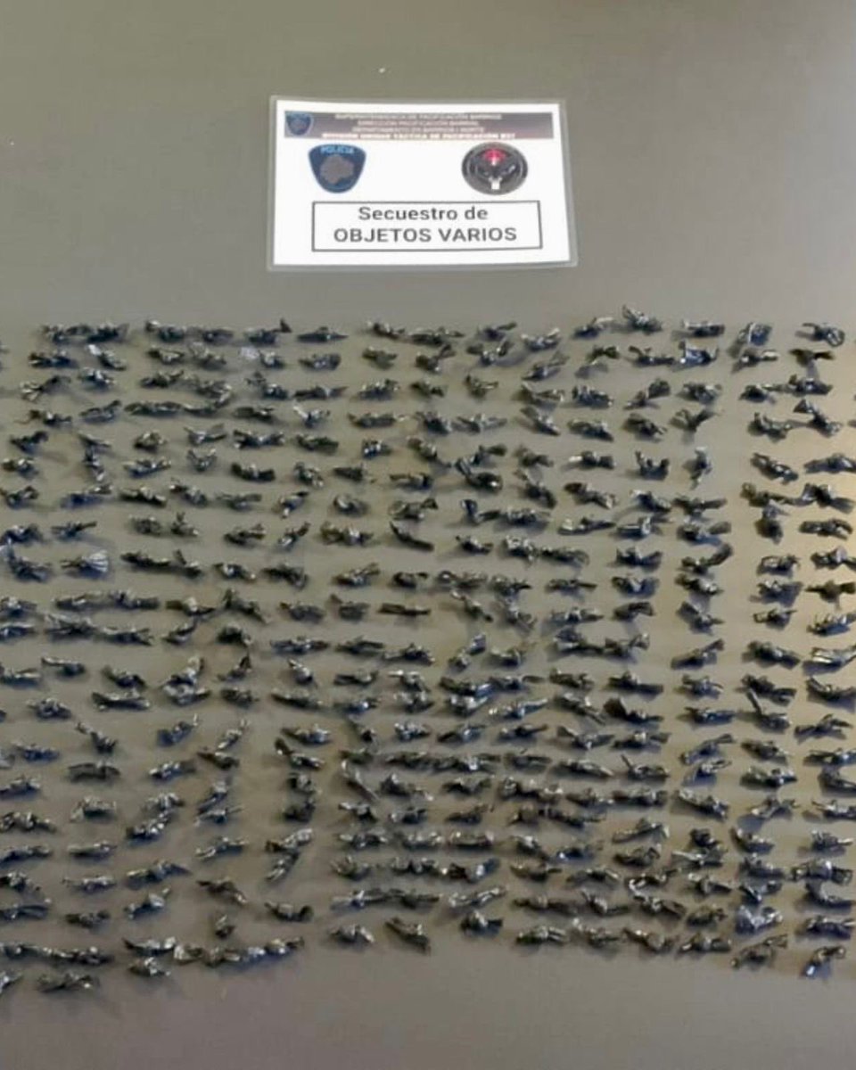 PoliciaCiudadBA's tweet photo. Detuvimos a un dealer paraguayo con 900 dosis de pasta base en la Villa 31.
El sospechoso estaba vendiendo droga en la vía pública. Al notar la presencia policial, intentó escapar, pero fue detenido. Más presencia policial, más controles y menos droga en las calles. https://t.co/oDzLSnlZ2t