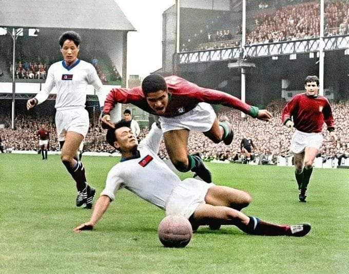 AlexDatos2's tweet photo. El histórico Portugal vs Corea del Norte de Eusebio en cuartos de final de Inglaterra 1966:

1' ⚽️Pak Seung-Zin🇰🇵 (POR 0-1 PRK)
22'⚽️Li Dong-Woon🇰🇵 (POR 0-2 PRK)
24'⚽️Yang Seung-kook🇰🇵 (POR 0-3 PRK)
28'⚽️Eusebio🇵🇹 (POR 1-3 PRK)
43'⚽️Eusebio🇵🇹 (POR 2-3 PRK)
57'⚽️Eusebio🇵🇹 (POR 3-3 PRK)
61'⚽️Eusebio🇵🇹 (POR 4-3 PRK)
80'⚽️Jose Augusto🇵🇹 (POR 5-3 PRK)