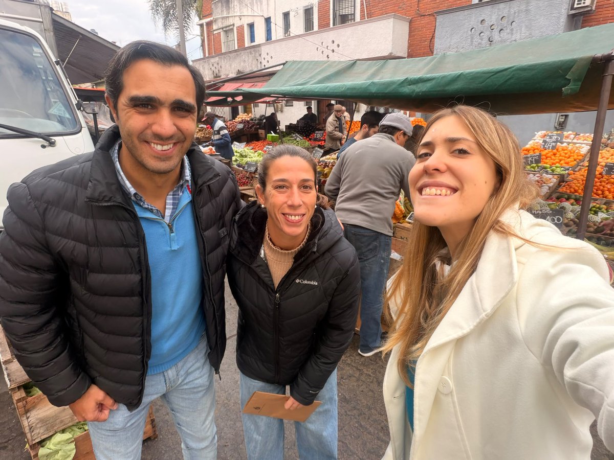 JoseSatdjian's tweet photo. Con @faraujo404 y @AntoQuijada2 estuvimos en la feria de La Blanqueada.
Seguimos recorriendo todos los barrios escuchando y aprendiendo. https://t.co/IPXM62gFgD