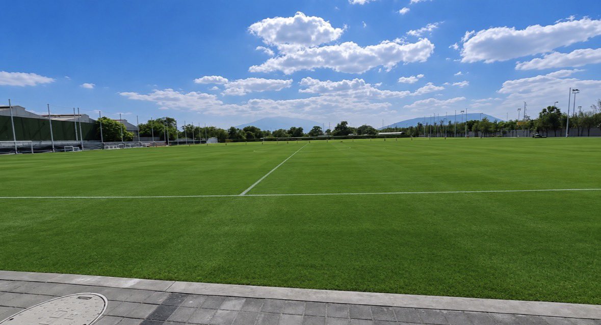 laserdnahuel's tweet photo. JAPÓN MIENTE

Estas son imágenes de la cancha del CET tomadas el día de su inauguración, el pasado 28 de mayo. Como puede apreciarse, la cancha se encuentra en perfectas condiciones.

Considero que Tigres, en congruencia con los valores que promueve como institución, decidió cancelar el contrato y no recibir a la selección para evitar cualquier vínculo con una selección que integró en la presente convocatoria al jugador Kaishu Sano, quien fue detenido por una agresión sexual. Es increíble y vergonzoso que Rayados haya aceptado recibir en sus instalaciones a un jugador que admitió públicamente una violación.