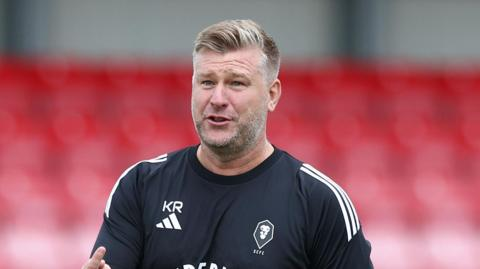 UTDale__'s tweet photo. 🚨𝗕𝗥𝗘𝗔𝗞𝗜𝗡𝗚 I Rochdale football club are highly interested in appointing ex Salford City manager Karl Robinson, to replace previous manager Jim McNulty. Who previously brought Salford to a play off final in a solid 4th position‼️ #rafc https://t.co/aiJDCBCTHD