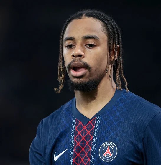 TransferSector's tweet photo. 𝙏𝙍𝘼𝙉𝙎𝙁𝙀𝙍 𝙉𝙀𝙒𝙎: Bradley Barcola is in talks over a contract extension at PSG. He is being monitored by other European clubs that are ready to take advantage of any setback in negotiations over a new PSG deal, reports @FabriceHawkins 🔵🔴🇫🇷 https://t.co/Jo5bBOld7A