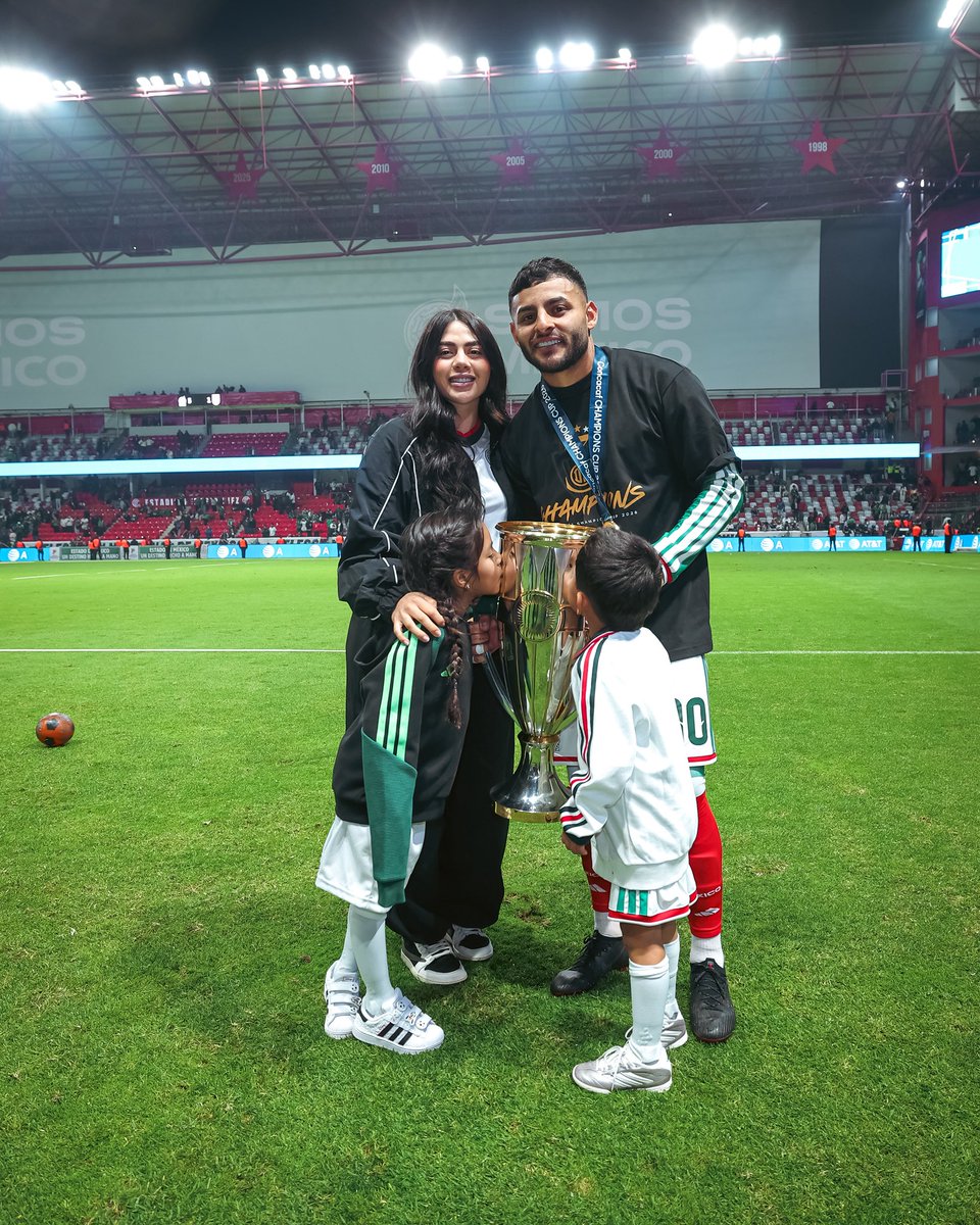 TolucaFC's tweet photo. Les faltaba levantar la Copa 🏆

Los queremos y éxito con @miseleccionmx 🇲🇽 https://t.co/Alcd9WzSc2