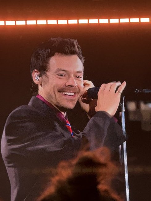hsdtogethertour's tweet photo. Harry on stage at Johan Cruijff Arena in Amsterdam, Netherlands - 5 June (via @netflixrry) https://t.co/bPS2HD3nry