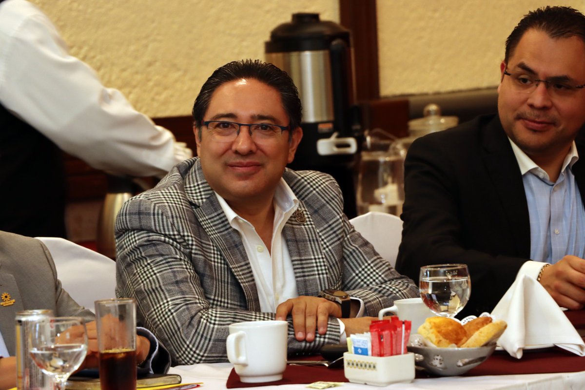 Contraloria_Qro's tweet photo. La SECON y el CCPQ, organizaron  una exposición sobre el Proceso de Designación de Despachos Externos 2026. El evento fue encabezado por el contralor estatal, Oscar García González, y por José Luis Prado  y  Martha Liliana Martínez del CCPC. #Contigo #JuntosAdelante #SomosSECON https://t.co/UJQYBENsRM