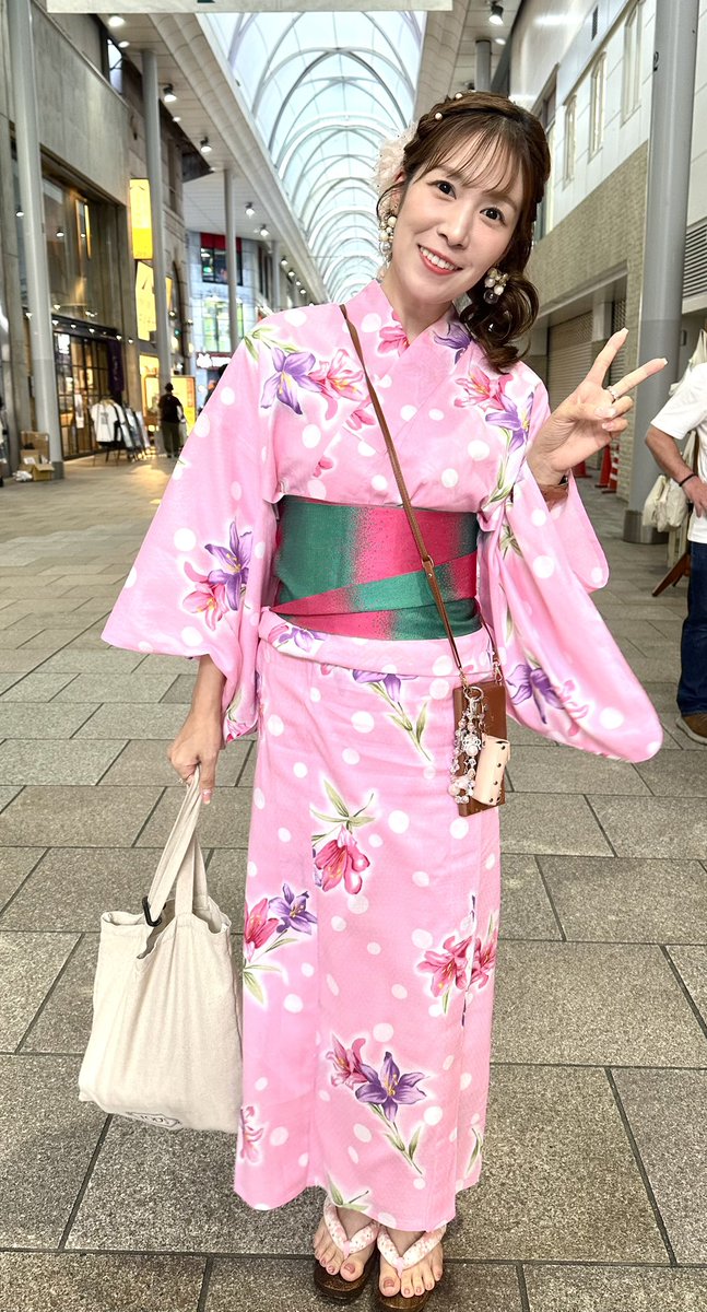 kagawatch's tweet photo. And I saw this parade of yukata, Japanese summer kimonos at the Hiroshima Hondouri street.

#とうかさん　にあわせて開催される
#ゆかたできん祭　を飾る、
浴衣パレード　には
#広島観光親善大使　を筆頭に　
#広島市長、#月山翔雲、#泉田文佳、
#安芸ひろしま武将隊　も参列。 https://t.co/HQjmH1c4by