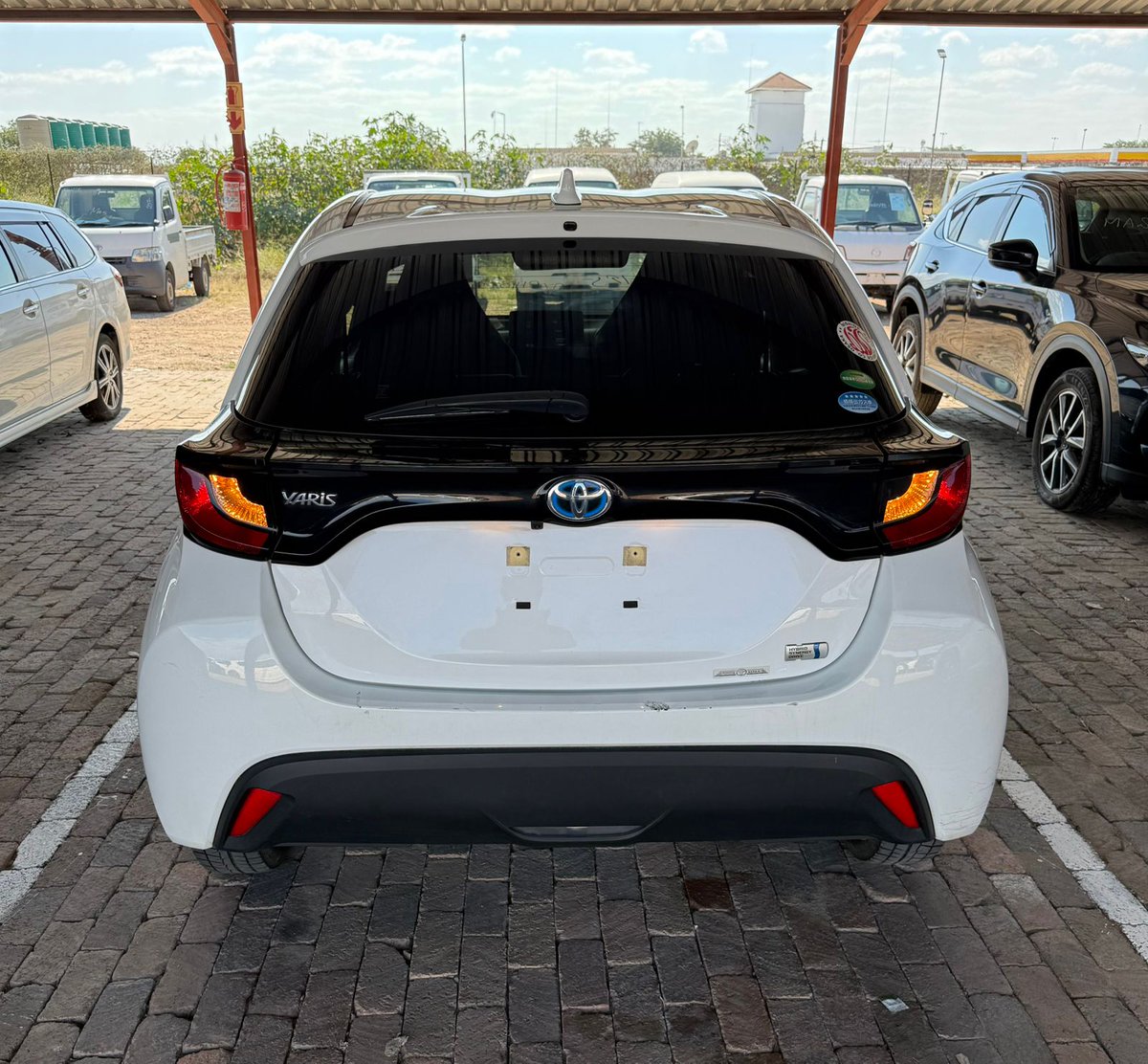 MaccyMakonese's tweet photo. toyota Yaris
2017 model
Immaculate condition
low mileage
good fuel saver
push start button
reverse camera
steering controls
semi leather interior
1197ccc
vvti engine
7.9 buying price
duty is half zig half usd https://t.co/ONBC64FJZn