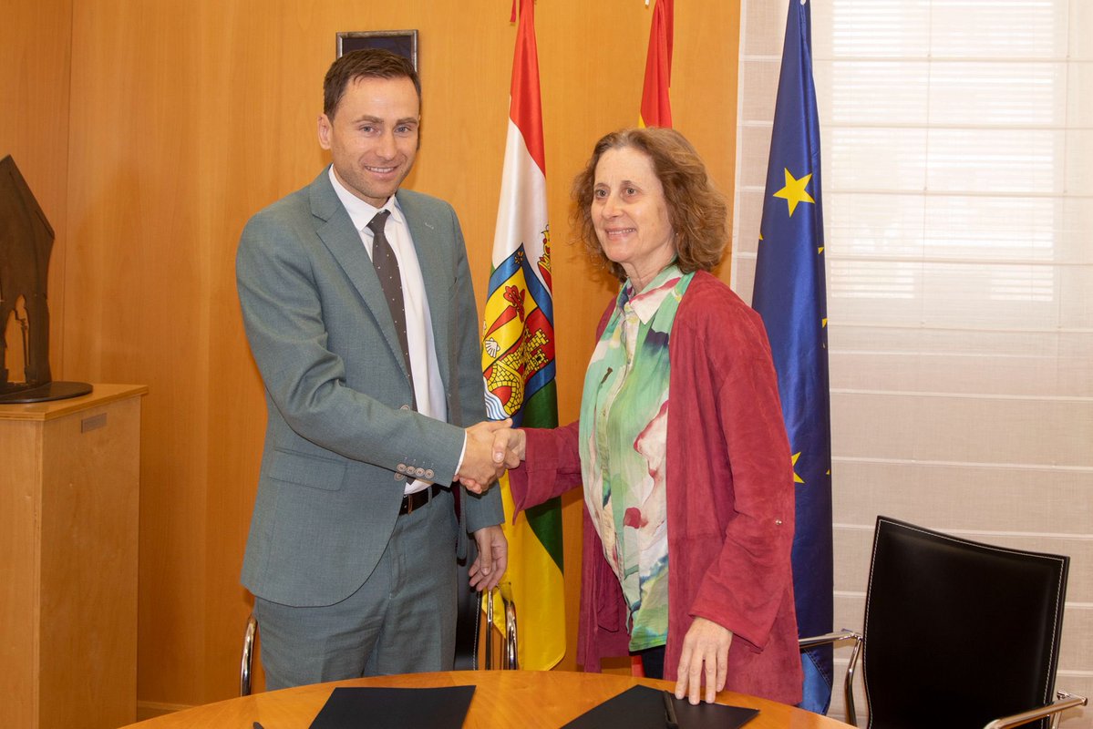 daniosesr's tweet photo. 🤝 Renovamos un año más nuestro convenio de colaboración con FADEMUR para la realización de acciones de formación, divulgación y sensibilización del papel de la mujer en el medio rural, la igualdad y la cohesión territorial.
👇🏻👇🏻👇🏻👇🏻
https://t.co/r7ZE3ACobw https://t.co/ldGYE4nJpv