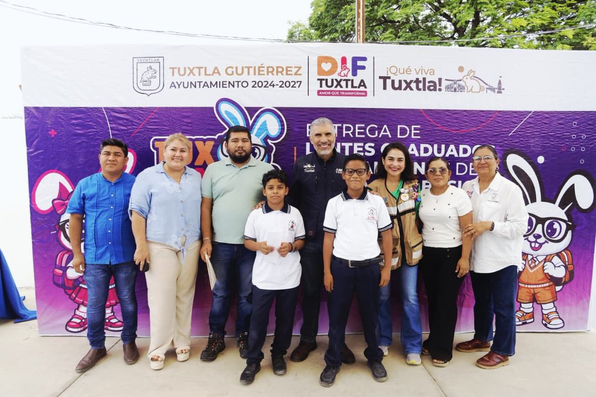 TorresAngelC's tweet photo. Con el programa TuxLentes del DIF Tuxtla entregamos lentes en la Escuela Primaria Benito Juárez García. Estos lentes mejoran la salud visual de niñas y niños, permitiéndoles ver con claridad y aprovechar mejor sus estudios.
El programa es impulsado por el DIF Tuxtla, a cargo de Estephanie Frias, con el compromiso de seguir acercando beneficios a la niñez tuxtleca. En esta entrega me acompañó la Regidora Marcela Iturbe para saludar a la comunidad estudiantil y docente de esta escuela. En Tuxtla seguimos trabajando para que cada niña y niño tenga más oportunidades de aprender y desarrollarse. 
#lanuevaera
