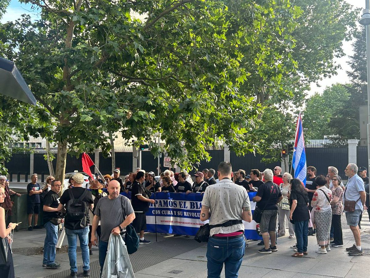AcademicosEn's tweet photo. Desde #España vuelve a alzarse la voz  a favor de #Cuba y de rechazo a las políticas de asfixia que impone el gobierno de EE.UU y el bloqueo a la adquisición de #PetróleoPaCuba. El apoyo se planto en la misma Embajada estadounidense en Madrid. #CubaNoEstáSola #LetCubaLive https://t.co/kpLeGeKlbm