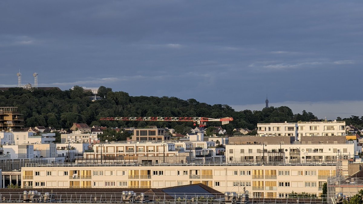 jackbel92's tweet photo. @BouliTallarnien Salut cher ami du 8e! J'espère que vous-vous portez bien ? Voici une photo de la vue depuis l'appartement de ma copine, elle se plaint de ne plus voir sa chère Tour Eiffel comme avant... Y'a moyen de mobiliser des troupes pour un exercice d'élagage ??? Merci ! 😂 https://t.co/2f0Jrxoj5m