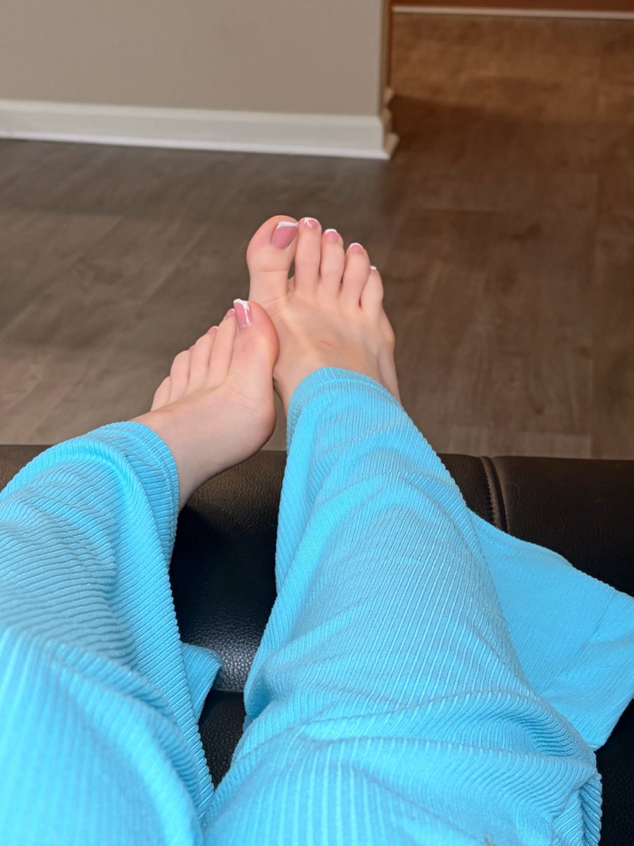 peachsweetsoles's tweet photo. Thinking of a new color🦶🏻 https://t.co/7GzlJFo6FF
