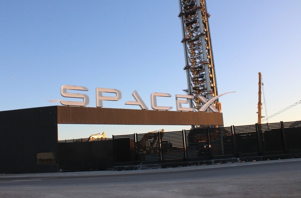 TrendSpider's tweet photo. 🚨 BREAKING: SpaceX has entered into a massive compute deal with Google

Google will pay SpaceX nearly $1,000,000,000 per MONTH for the next 4 years under the agreement $GOOG $SPCX https://t.co/dRES0eEexU