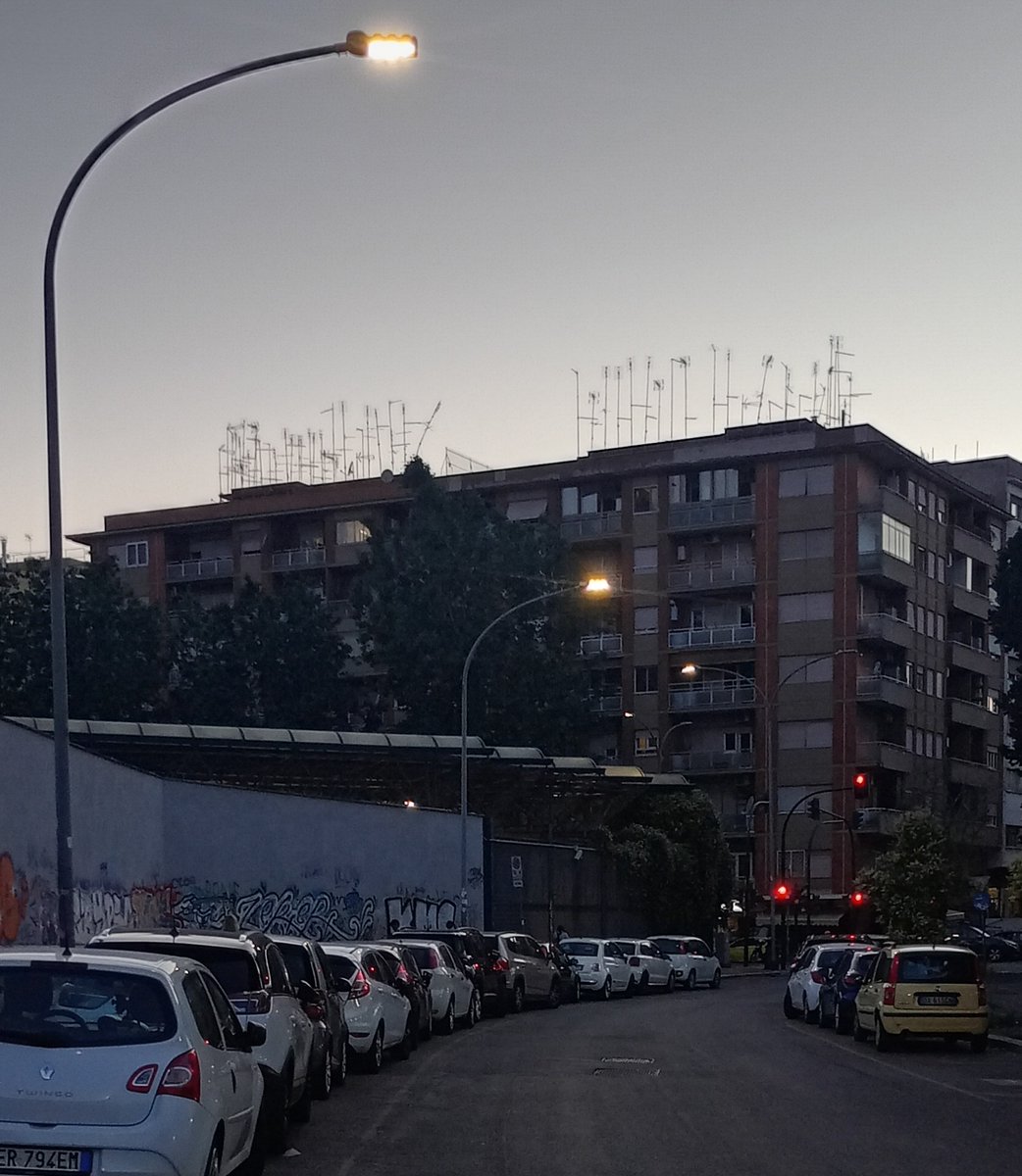 DohnalRadim's tweet photo. Obdivuji, jak se lidé v Římě neumí domluvit na společné anténě. To je skoro jako akciová burza a insolvenční právo odlišné pro každou zemi EU. https://t.co/eHQwn6p7TW