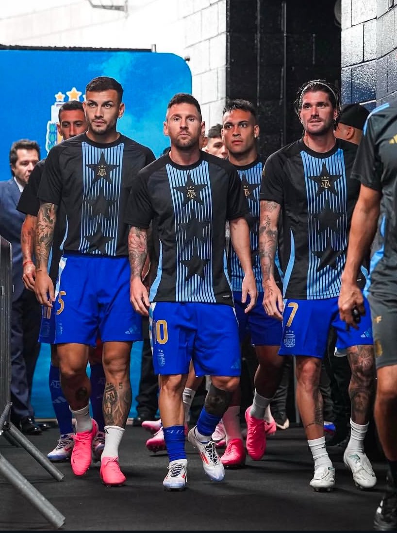 buchi_beluchi's tweet photo. This set of Argentina players see football like it's a war. See the way they protect King Messi. Every player knows his standing position with one mission to protect Messi. From dressing room to the field of play. https://t.co/wUWgkMhdsO