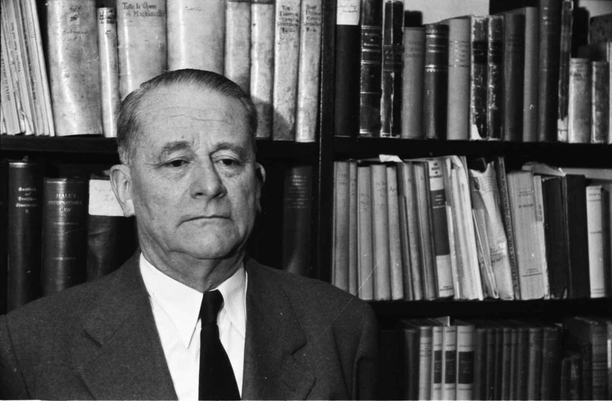 Logospolitico's tweet photo. Carl Schmitt y su relación con Alexis de Tocqueville. El jurista alemán se identifica con el pensador aristócrata francés como derrotado por la historia, un "Epimeteo cristiano", es decir, quien tiene una mirada providencial y resignada de los tiempos. Desde 1848 -la irrupción de las masas en la historia- hasta 1945 -la caída de los dioses en Berlín-.
Triunfo de la democracia (Francia) y la electrificación-tecnificación mundial (EEUU/URSS).