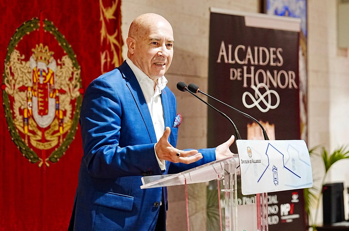 moisestve's tweet photo. Recibo con orgullo la preciosa distinción de Alcaide de Honor del Museo Provincial del Vino, en el Castillo de Peñafiel, Valladolid, junto a mis buenos amigos @DoloresRedondoM
y @CorralMoreria . Todo un privilegio y un honor. ♥️🍷
Muchas gracias, @Dip_Va @Conrado_Iscar https://t.co/EIz1CxIn2N