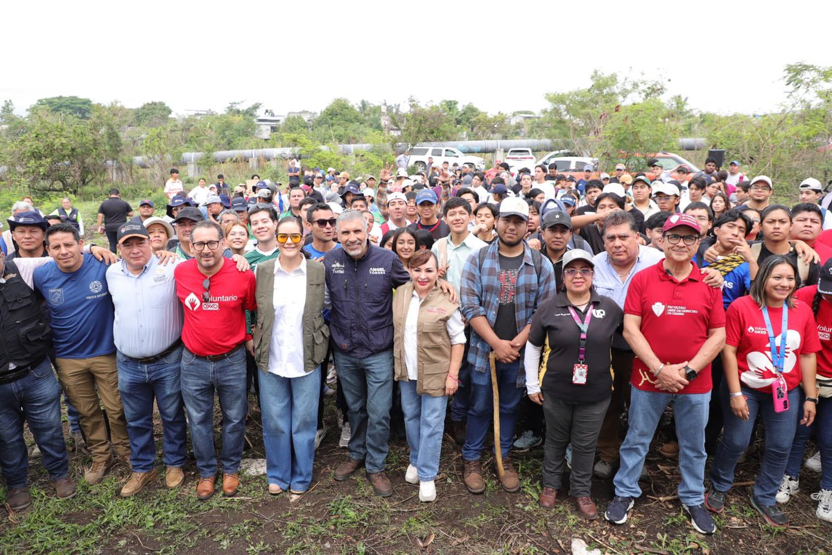 TorresAngelC's tweet photo. Continuamos con la reforestación del Parque Nacional Cañón del Sumidero, en el marco del Día Mundial del Medio Ambiente. Un tesoro natural que vamos a cuidar y preservar a través del programa Arboleando Tuxtla, de la Secretaría de Medio Ambiente y Movilidad Urbana, a cargo de Jacqueline Acosta.
Me dio mucho gusto contar con la presencia y el respaldo de mi amiga Malena Torres, secretaria de Medio Ambiente e Historia Natural del Estado; el Director del Parque Nacional Cañón del Sumidero CONANP, Raúl Díaz;  Gabriel Bravo, Rector de la Facultad Libre de Derecho; Gabino Medina, Gerente de Operaciones, Cadena Comercial Oxxo; comunidades estudiantiles de la Universidad Politécnica de Chiapas, de la Facultad Libre de Derecho; personal de la empresa La Trigueña, además de las brigadas municipales que se sumaron con entusiasmo. Con cada árbol que sembramos fortalecemos el compromiso de Tuxtla con la naturaleza y con espacios más verdes y llenos de vida.
 #lanuevaera