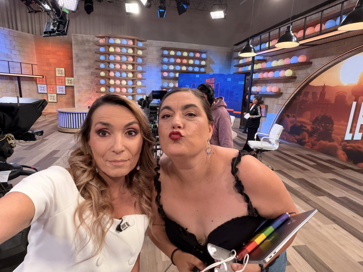 Fasmida's tweet photo. Echaba de menos coincidir con mi querida @loretoochando . Señoras @Icleron @gisb_sus para cuando esa cena pendiente en Cáceres? Gracias @MalasLenguas_Tv por juntarnos https://t.co/4KUyvwM1P2