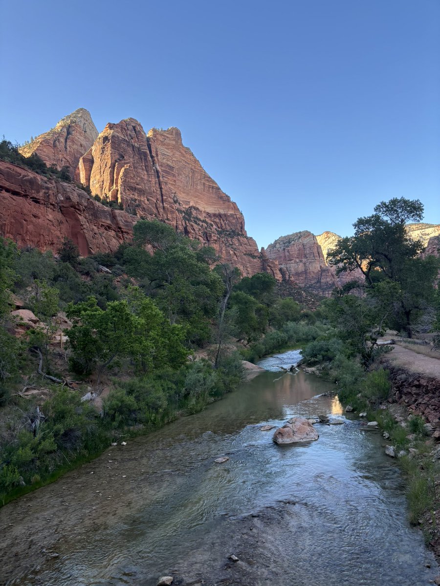 MackAttack158's tweet photo. Even tho it doesn’t seem like it, we’re all a part of this incredible world. Take the time to go outside and embrace the nature around you 🏔️🌱 https://t.co/j97zMpSath
