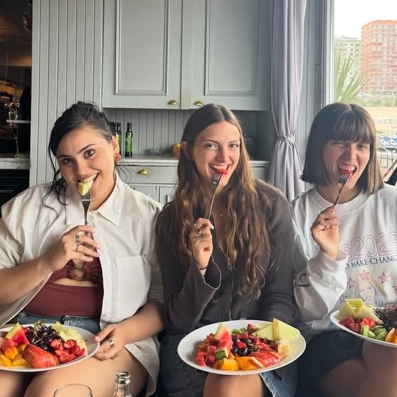 skyesprn's tweet photo. me emociona mucho por todos y sobre todo por juli que se ha tenido que bancar los comentarios de un montón de gente diciendole que no merecia estar en la mesa. que hermoso grupo, te lo mereces TANTO, te amo julieta manzotti❤️ https://t.co/M9XEQT9YJD