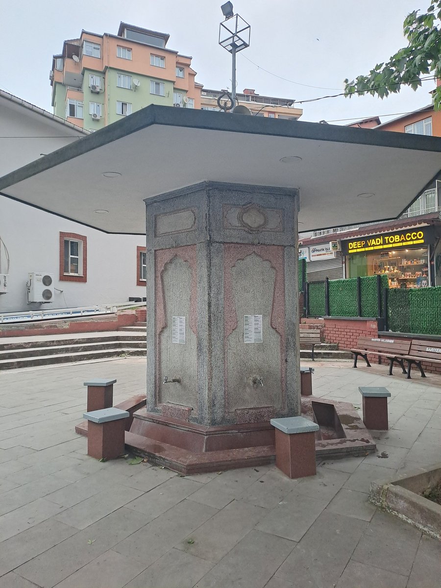 BerkentIn's tweet photo. Altıgen planlı çeşmenin altı tane ayna taşı bulunur ve her birinden su akmaktadır.
Üzeri bir âlemle taçlandırılmış basık külah biçimli bir çatısı vardır.
#Sarıyerinçeşmeleri #Ayazağa https://t.co/01xuZnxXx8