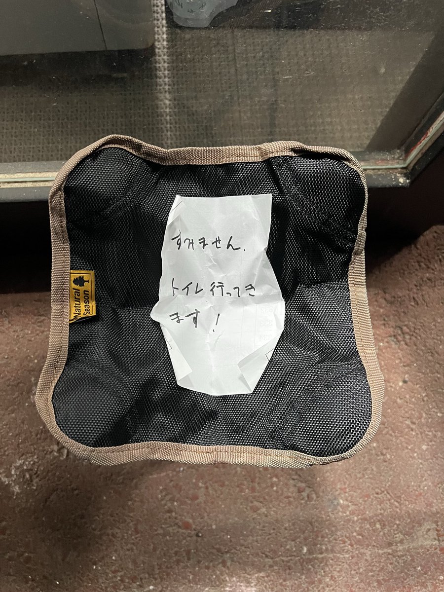 PboxG1's tweet photo. ホットウィールの待機
先頭に椅子が！
常連さんだけど駐車場に誰もいない・・・
椅子だけ置いて本人不在ってどうなのよ
30分以上経ってるし https://t.co/BsYL1Eggjb