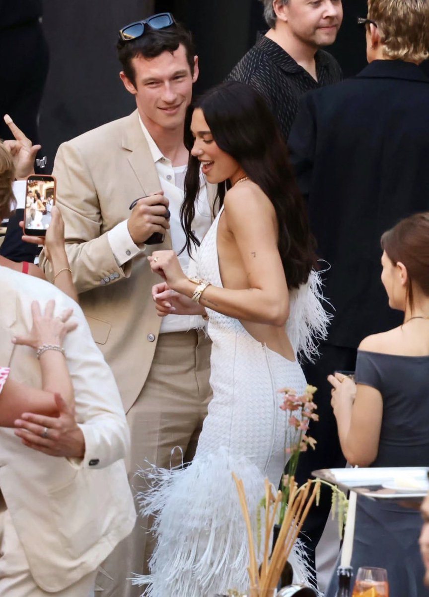 DUAL1PAMEXICO's tweet photo. Dua Lipa &amp; Calum Turner 🤍✨ en su festejo de boda en Italia https://t.co/7d2PnOS7nH