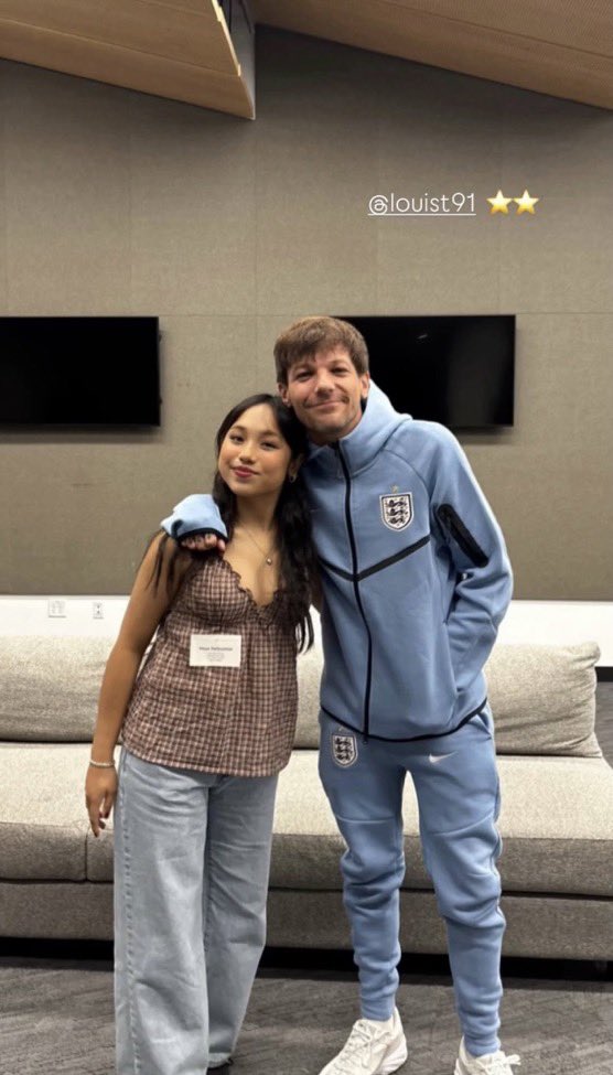DailyLouisFR's tweet photo. 📲| Louis en interview avec Maya, une fan venant de Seattle. #HDWGHWTSeattle

©️hits1061seattle | mayaadeg https://t.co/tYbGQrimNZ