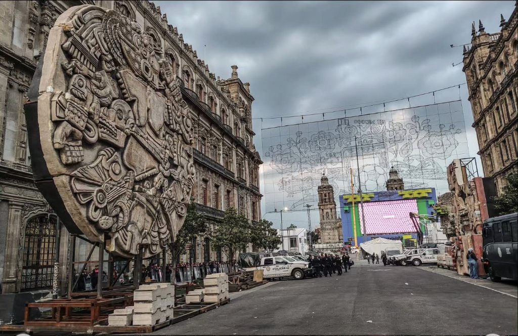 mixedupboy's tweet photo. ay no, acabo de ver en foto ese otro gasto innecesario de dinero de cdmx, la réplica gigante de la Coyolxauhqui https://t.co/IWDOUkIuKZ
