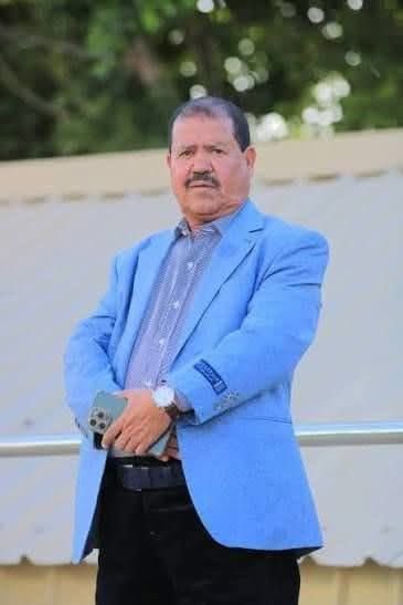 YemenNetworkRF's tweet photo. الشبكة اليمنية للحقوق والحريات ترصد جريمة اغتيال رجل أعمال في صنعاء ووفاة طفل بانفجار قنبلة في عمران

تلقت الشبكة اليمنية للحقوق والحريات بلاغاً يفيد باغتيال رجل الأعمال وعضو مجلس إدارة الاتحاد العربي لأكاديميات كرة القدم والداعم الرياضي المعروف الشيخ فيصل نجاد صيفي في العاصمة صنعاء الخاضعة لسيطرة مليشيا الحوثي الارهابية

وأكدت الشبكة أن تكرار حوادث الاغتيال والانفلات الأمني في المناطق الخاضعة لسيطرة مليشيا الحوثي يثير مخاوف متزايدة بشأن سلامة المدنيين، مشيرة إلى أن مليشيات الحوثي تتحمل المسؤولية القانونية الكاملة عن حماية السكان الواقعين تحت سيطرتها وضمان أمنهم وسلامتهم. كما اعتبرت أن استمرار هذه الحوادث يعكس إخفاقاً واضحاً في توفير الحماية اللازمة للمواطنين، ويشكل انتهاكاً خطيراً للحق في الحياة والأمن الشخصي المكفولين بموجب القوانين الوطنية والمواثيق الدولية.

وفي حادثة منفصلة، تلقت الشبكة بلاغاً يفيد بوفاة الطفل مؤيد سليم المجاهد، من أبناء منطقة جوب بمديرية جبل يزيد بمحافظة عمران، إثر انفجار قنبلة يدوية عثر عليها عقب فعالية مرتبطة بما يسمى “يوم الولاية” الذي تنظمه مليشيا الحوثي.

وبحسب المعلومات الأولية، فإن الطفل عثر على القنبلة بعد انتهاء الفعالية، قبل أن تنفجر أثناء تعامله معها، ما أدى إلى وفاته على الفور، فيما نجا طفل آخر كان برفقته من الحادثة.

وحملت الشبكة مليشيا الحوثي المسؤولية الكاملة عن هذه الحادثة المأساوية وما ترتب عليها من خسائر بشرية، باعتبارها الجهة المنظمة للفعالية والمسؤولة عن اتخاذ التدابير اللازمة لضمان سلامة المدنيين، ومنع استخدام أو ترك أدوات ومواد تشكل خطراً مباشراً على حياة السكان، لا سيما الأطفال.

وشددت الشبكة اليمنية للحقوق والحريات على أن تعريض الأطفال لمخاطر الأسلحة والمتفجرات يُعد انتهاكاً جسيماً للحق في الحياة وخرقاً صريحاً للالتزامات القانونية المتعلقة بحماية الطفولة، داعية إلى إجراء تحقيقات شفافة ومستقلة ومحاسبة المسؤولين عن هذه الحوادث، واتخاذ تدابير عاجلة لمنع تكرارها.

صادر عن الشبكة اليمنية للحقوق الحريات
الجمعة الموافق 5 يونيو 2026