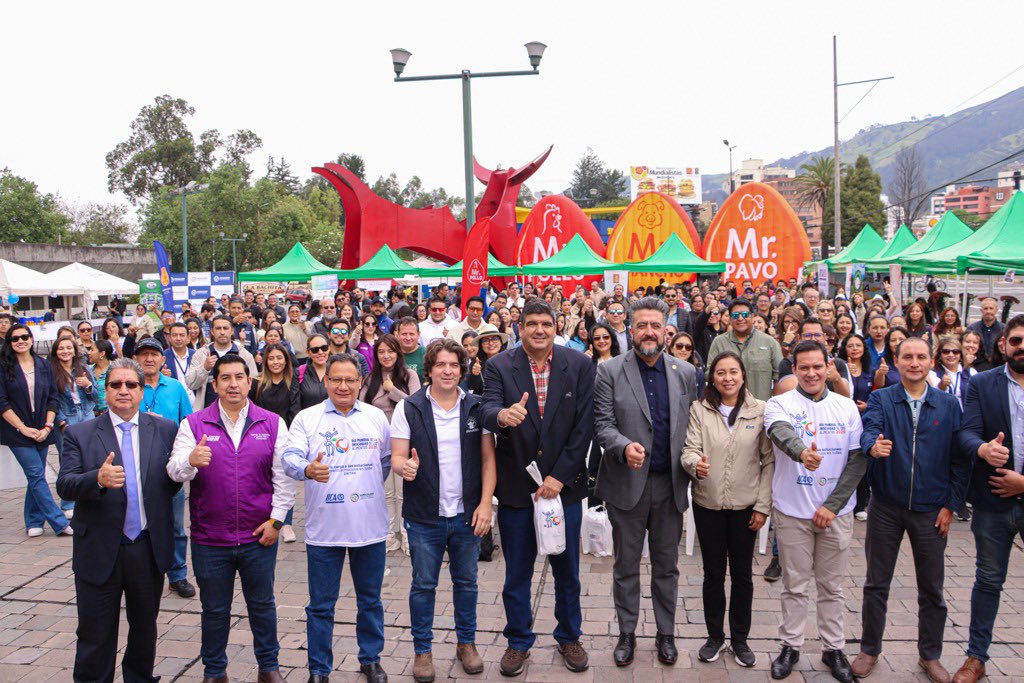 AgrocalidadEC's tweet photo. ✅ Inauguramos el Inocuidad Fest 2026 en conmemoración del #DíaMundialDeLaInocuidad de los Alimentos.

🍌 Un espacio para promover alimentos seguros, conocer a productores y fortalecer el compromiso con la salud de los consumidores.

🌱 Cuida lo que comes, activa tu vida https://t.co/n7cwRvnegv