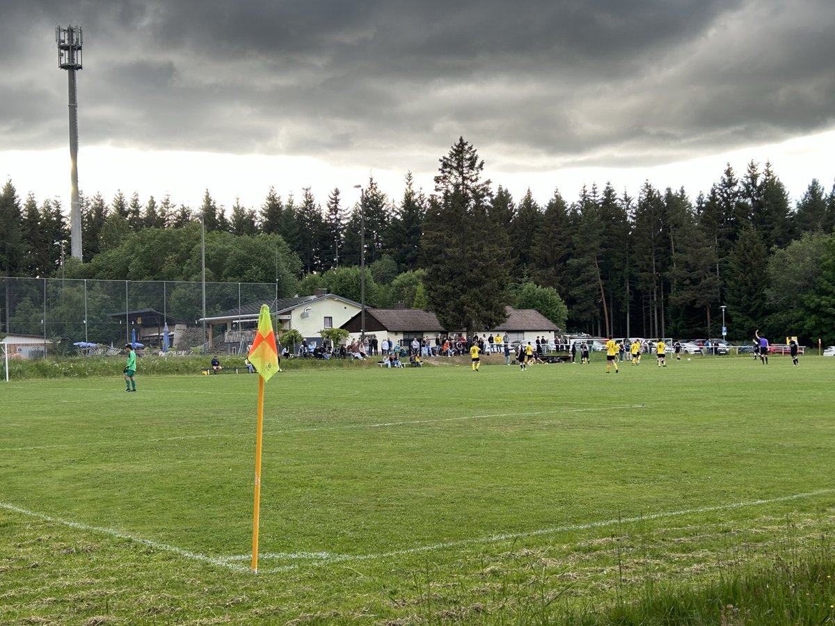 VeloHopper's tweet photo. Kreisliga B Schwarzwald (SBFV) am Freitagabend auf dem Rasenplatz vom TuS Rötenbach motiviert eine kleine Autobesatzung.
SG Friedenweiler-Rudenberg/Rötenbach schlägt den FC Hausen vor Wald 2:0. https://t.co/xsiuvs1Ex7