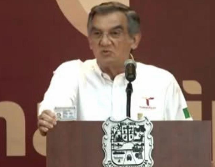 ExpresoPress's tweet photo. #Tamaulipas ⭕ Niega Américo revocación de visa y exige pruebas

El gobernador Américo Villarreal Anaya negó haber recibido notificación alguna sobre la cancelación de su visa estadounidense y aseguró que el instrumento con que cuenta para ingresar a la Unión Americana sigue vigente.

Lo dijo en conferencia de prensa convocada este viernes donde además mostró su visa, en respuesta al reportaje publicado por el diario Los Angeles Times.

➡ https://t.co/apCEvmNYL8