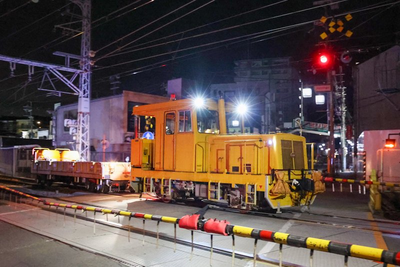 train_nfpro's tweet photo. 今日は沿線を走れば走るだけ、現場に遭遇できた夜でした。

そして…
またもや同好の方から「夜跳ぶさんですよね？」と聞かれ、仰け反る。

お会いしましたお兄さん、お世話になりました。
ザラザラ画像＆酒カスツイートばかりですが、これからもどうぞご贔屓に！ https://t.co/skiRIlkTwg