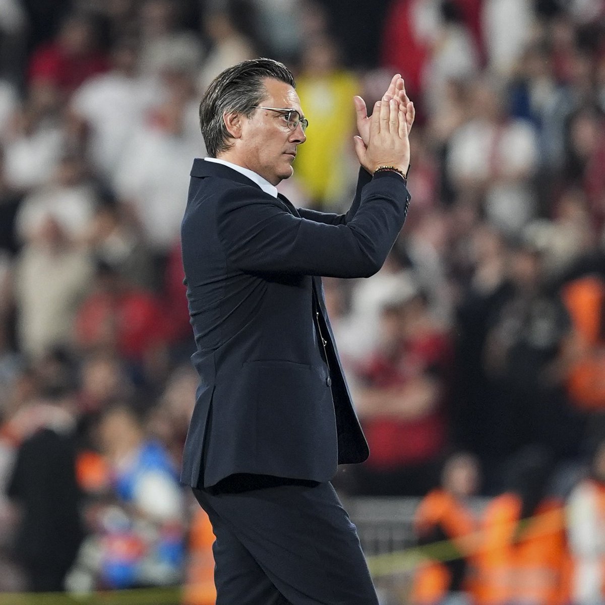 HaberKartali's tweet photo. Vincenzo Montella: "Vincenzo Italiano benim arkadaşım. Çok iyi bir teknik direktör. Küçük bir anı paylaşayım. Belki kendisi kızar ama Adana'da yaşanan depremde ben İtalya'da bağış hesabı açmıştım. En çok katkıda bulunanlardan biri Italiano oldu. İnsanlar evsiz kalmasın diye çok uğraşmıştık. Çok iyi bir karakter. Çok iyi bir teknik direktör. Kendisi için çok mutluyum."
