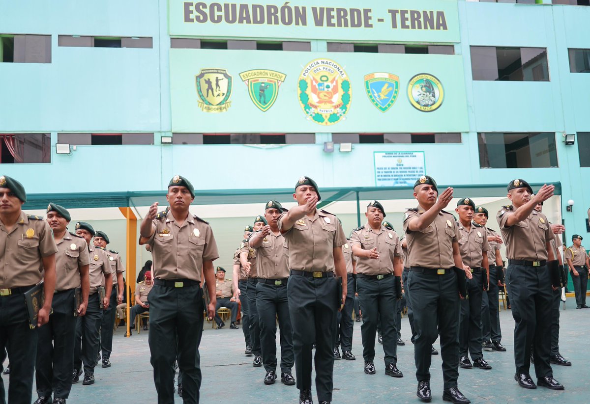LimaRegion's tweet photo. ¡Capacitados para proteger! 38 efectivos PNP culminaron el VIII Curso de Capacitacion en Técnicas de Patrullaje Motorizado en Operaciones Especiales, la ceremonia fue presidida por el señor General PNP Jefe de la Regpol Lima Centro.👮‍♂️🚨🏍️
#EscuadrónVerde
#CapacitaciónPolicial https://t.co/ocUxs8NeZ1