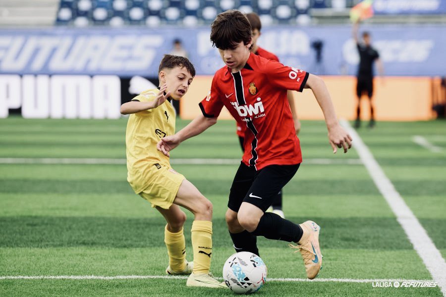 albertocercos's tweet photo. Notable jornada del @RCD_Mallorca en #LALIGAFCFUTURES: tres victorias y una sola derrota.

✅ 0-1 v. Espanyol
❌ 2-0 v. Betis
✅ 1-0 v. Girona
✅ 1-0 v. Celta

Terminan la fase de grupos en segunda posición y mañana jugarán los octavos contra el Real Madrid.

Hay cantera. ❤️🖤 https://t.co/LZgG6DiiSk
