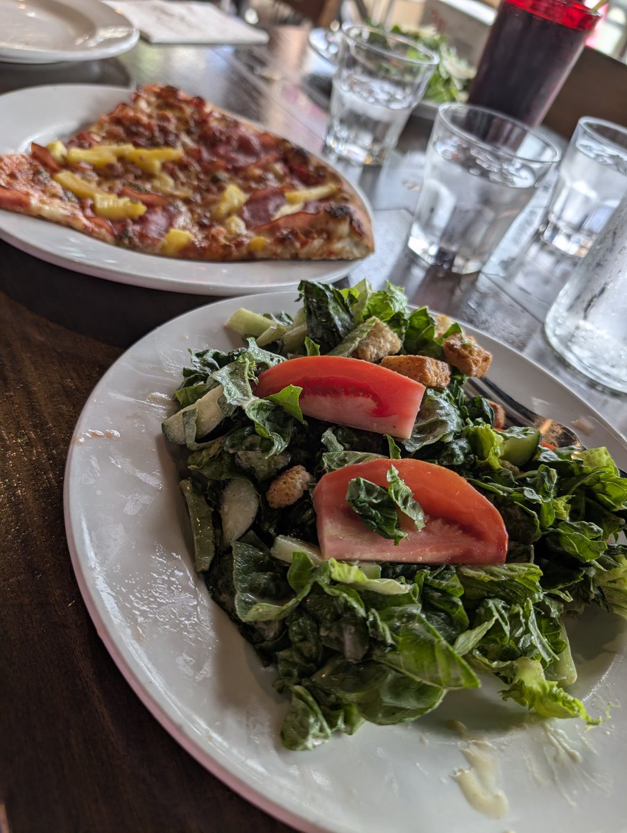 sleepyfrog2's tweet photo. 多コマにて、イベント参加前の腹ごしらえ🍕
このお店、前はチェーン店だったはずだけど店名がローカルの名前に変わってて、ピザはめちゃくちゃグレードアップしてた！お店の人に聞いたら、同じ店主でチェーン店をやめてレシピを変えたらしい。大成功だなぁ！ https://t.co/a4vn9jfyMp