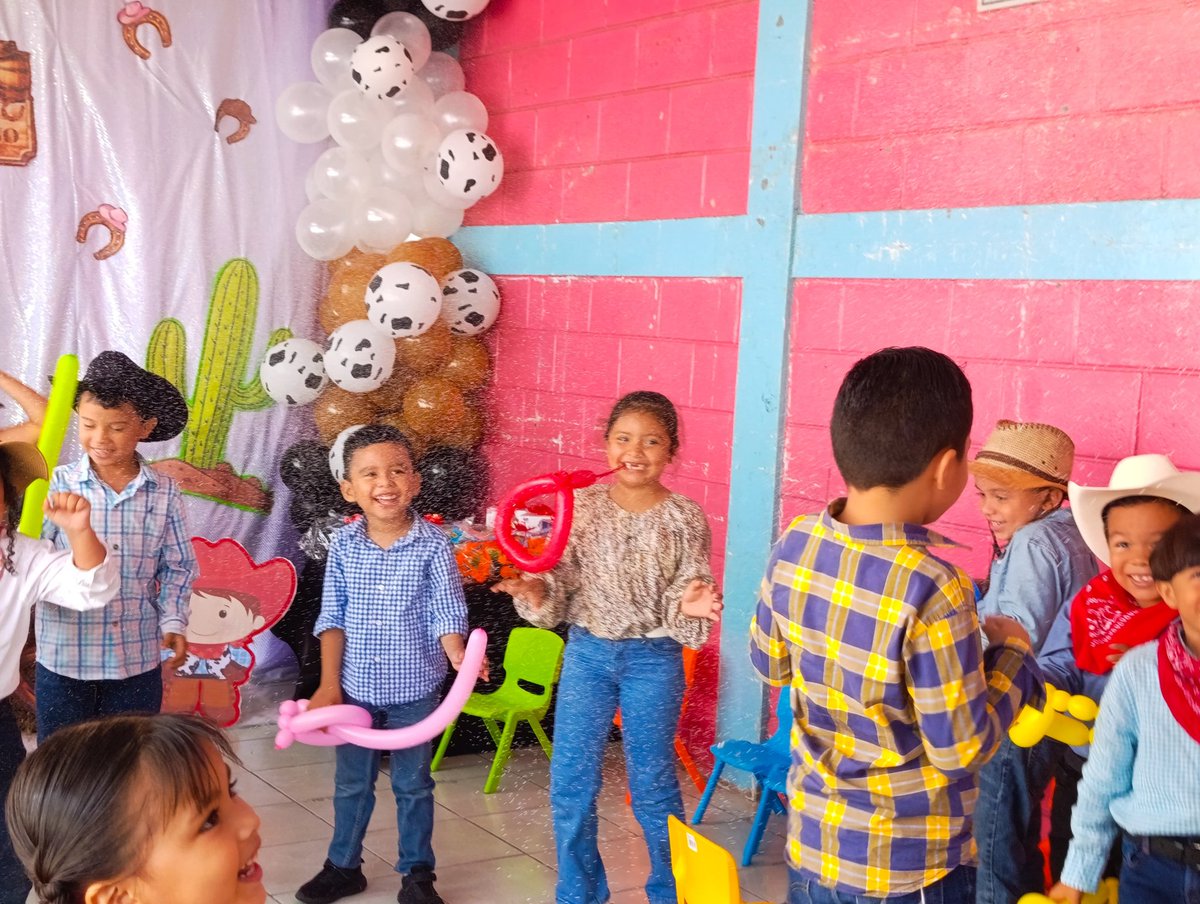 SecretariaCMB's tweet photo. 🎈👧🧒 El CDI Angelita Sobalvarro Moreno celebró el #DíaDelNiño con bailes 💃, dinámicas recreativas 🎯 y cantos 🎶, promoviendo espacios de sana convivencia y recreación para los niños y niñas. ✨😊

#NiñezFeliz #RecreaciónInfantil 🎉👦👧 #Boaco #Nicaragua https://t.co/MXoDC9vdGR