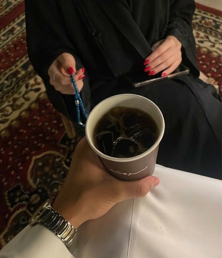 illm52's tweet photo. تغافلتني هواجيسي و انا مادريت 
إلين حطت بوسط القلب جمرة غضى

قمت أتذكر من الماضي بعض ما نسيت
و أكثر ما يثر علي فـ الحاضر اللي مضى 

— خالد مبارك https://t.co/6pf7aAqjcv