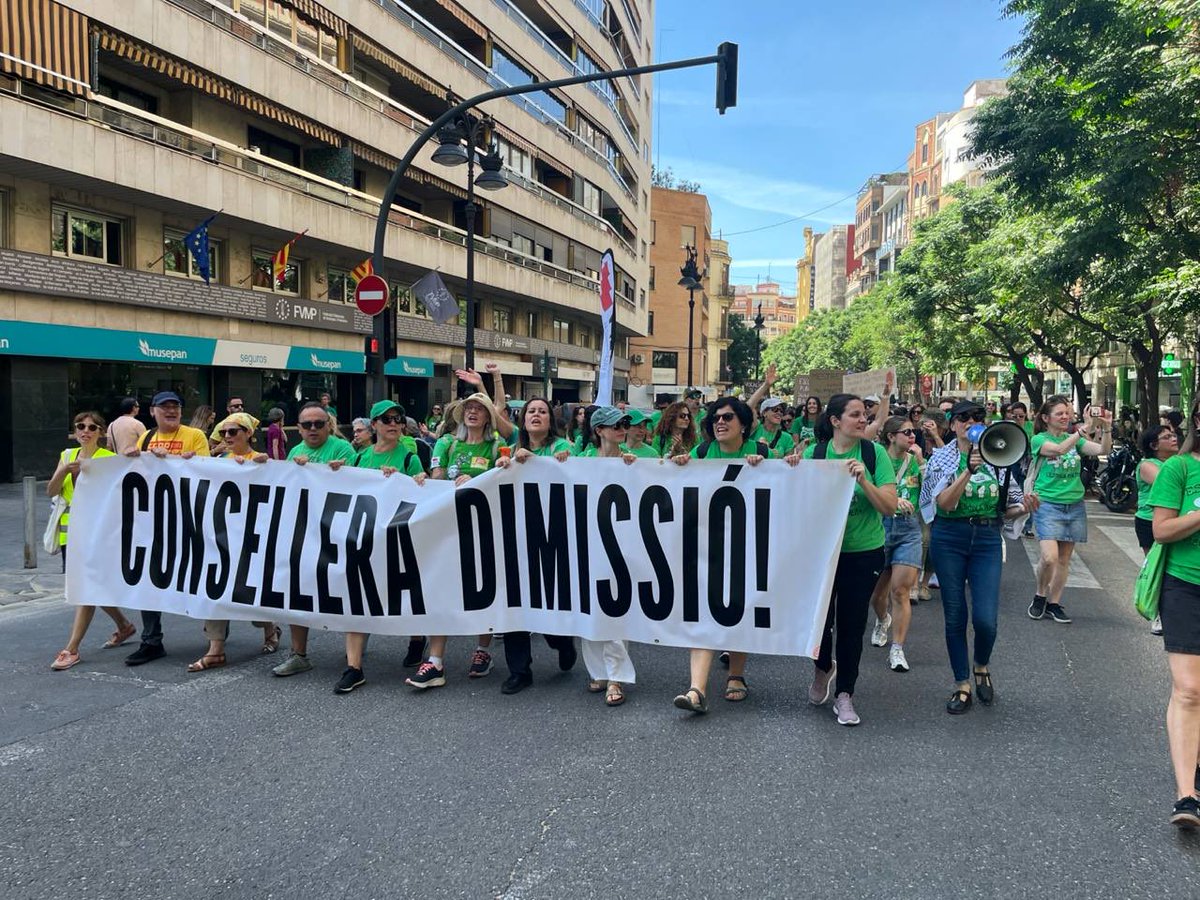 VicentMauri's tweet photo. La reunió convocada per la @GVAeducacio no és una veritable taula de negociació, sinó una pseudotaula destinada a canviar el relat sobre el conflicte educatiu. El que cal és una negociació real i efectiva que done resposta a les reivindicacions del professorat valencià. https://t.co/6sCyOGtr01