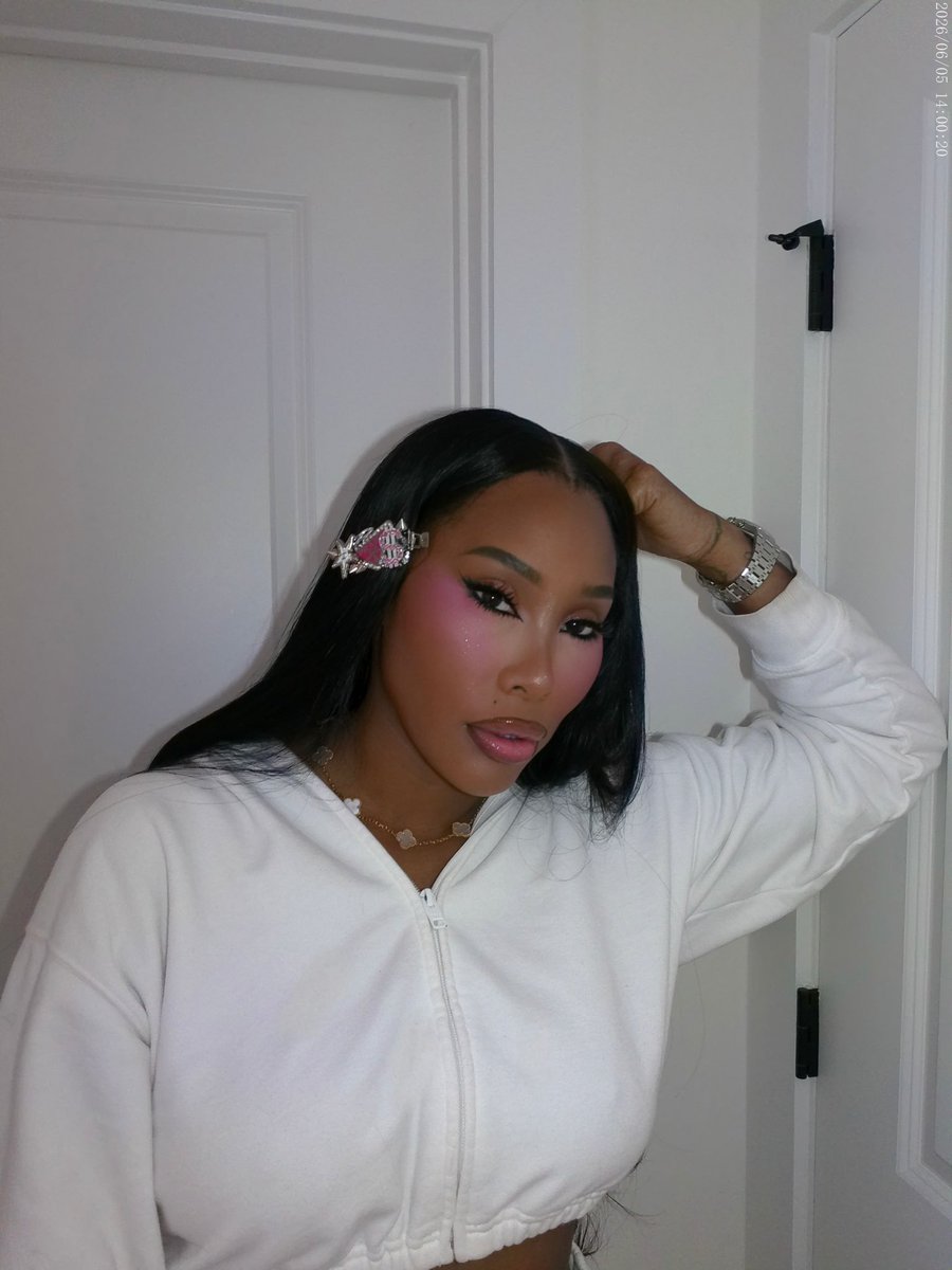 itsgutttaa's tweet photo. Makeup by me on MingLee🎀💅🏾 https://t.co/Ac7KMoqWMS