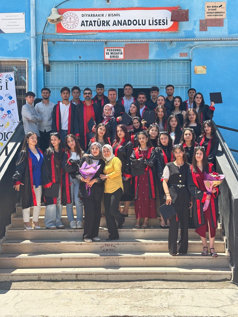 baal768300's tweet photo. Okulumuz Bismil Atatürk Anadolu Lisesi 12.Sınıf Öğrencileri, yolları ve bahtları açık olsun, darısı Üniversite mezuniyetlerine, mutlu ve başarılı yıllar diliyorum. https://t.co/oBe4tPgYx4