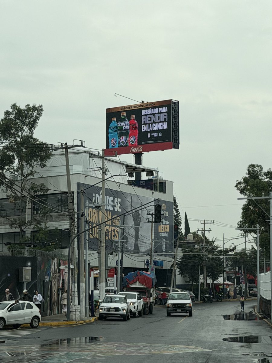 datosfernando's tweet photo. A pocos días del mundial, publicistas gandallas y empresas anunciantes cómplices de la irregularidad, bien por la autoridad, a medias, pues la mantilla unipolar también es irregular, no tienen permisos @inveacdmx @MetropolisCDMX @CocaColaFM @FEMSA @HeinekenMexico https://t.co/QWzTA9list