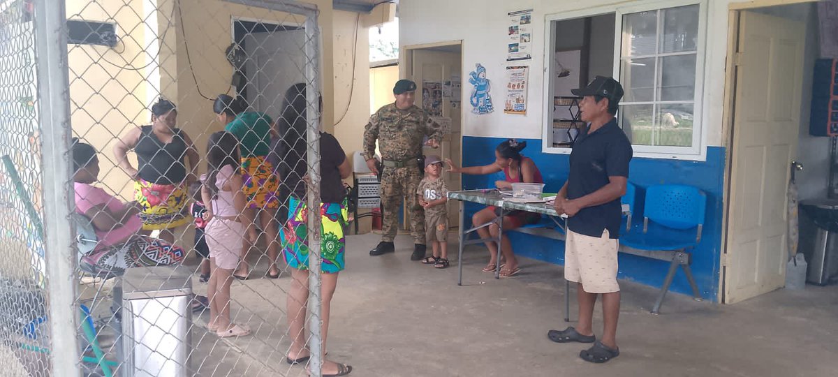 senafrontpanama's tweet photo. Unidades del 5.º Batallón Chucunaque realizaron recorridos preventivos, visitas a comercios y centros de salud, así como verificaciones de personas, manteniendo activos los dispositivos de seguridad en su área operacional para fortalecer la seguridad y la convivencia pacífica. https://t.co/9NW7oeicd0
