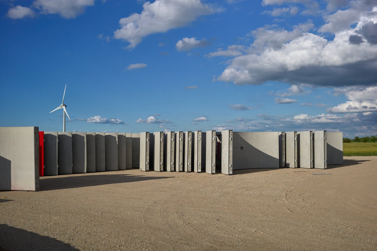 dirkbindmann_eo's tweet photo. Kamparanoj en mia regiono multe enspezas per ventoenergio. Normala turo de ventoturbino konsistas el ŝtalo. Nun estas konstruata nova turo el betono. Betonon oni uzas kutime por tre altaj turoj. https://t.co/Hrp8vb01Jn