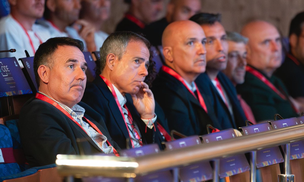 EntrenadorRFEF's tweet photo. 🔛 Acabamos la primera jornada del ‘𝗜𝗜𝗜 𝗖𝗼𝗻𝗴𝗿𝗲��𝗼 𝗜𝗻𝘁𝗲𝗿𝗻𝗮𝗰𝗶𝗼𝗻𝗮𝗹 𝗱𝗲 𝗘𝗻𝘁𝗿𝗲𝗻𝗮𝗱𝗼𝗿𝗲𝘀 𝘆 𝗘𝗻𝘁𝗿𝗲𝗻𝗮𝗱𝗼𝗿𝗮𝘀 𝗱𝗲 𝗙𝘂́𝘁𝗯𝗼𝗹 @rfef’

✅ Formación 🔝
✅ Reconocimientos
✅ Networking

👏👏👏

#EntrenadoresRFEF | #CIDERFEF https://t.co/RhfMwuxAea