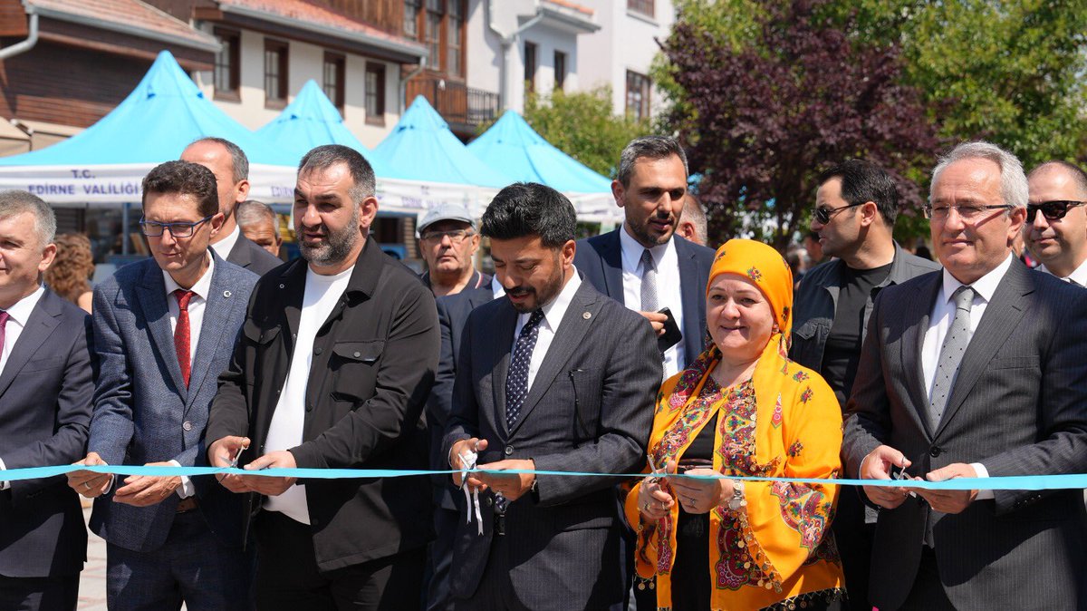 mebhbogm's tweet photo. 📍Edirne
 Hayat Boyu Öğrenme Genel Müdürümüz Sayın Dr. Emre Topoğlu, beraberindeki heyet ve İl Millî Eğitim Müdürümüz Sayın Dr. Ahmet Alireisoğlu ile birlikte Saraçlar Caddesi’nde düzenlenen Hayat Boyu Öğrenme İl Sergisi Açılış Programı’na katıldı.

Açılış programının ardından Hayat Boyu Öğrenme Genel Müdürümüz Sayın Dr. Emre Topoğlu ve beraberindeki heyet, halk eğitimi merkezlerimizde kursiyerler tarafından hazırlanan ürünleri inceleyerek çalışmalar hakkında bilgi aldı ve değerlendirmelerde bulundu.

#HayatBoyuYanınızdayız 

@tcmeb
@Yusuf__Tekin 
@CelileErenOKTEN 
@topogluemre